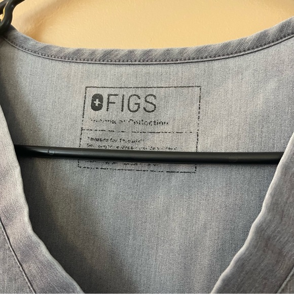 Figs Men's Gray V-Neck Scrub shirt - Picture 2 of 7